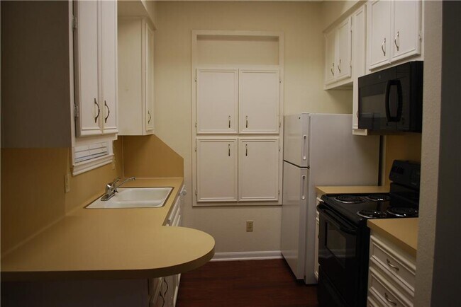 Building Photo - 505 W 18th St