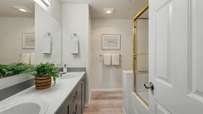 Building Photo - Updated Kirkland Townhome in Lochshire Condominiums with Premium Amenities- Available NOW