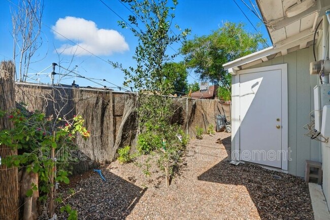 Building Photo - 830 N 10th St