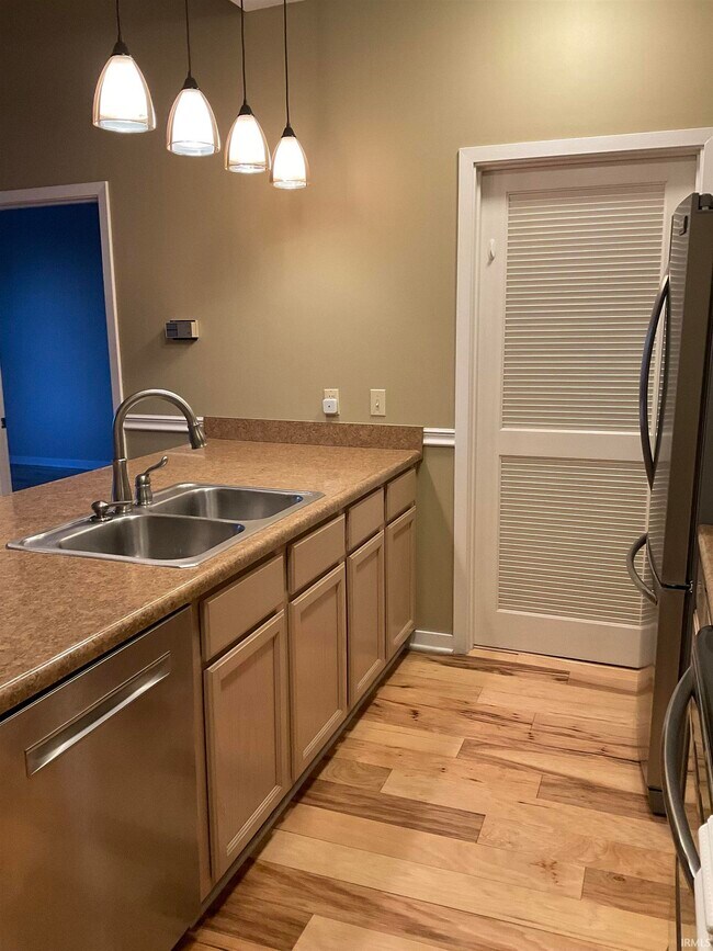 Building Photo - 112 W Washington Blvd