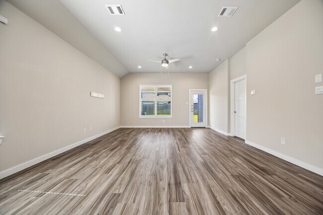 Building Photo - 22843 Castello Lakes Dr