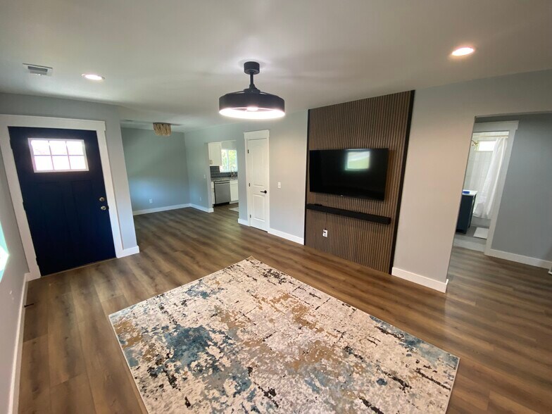 Building Photo - 1604 E 37th St