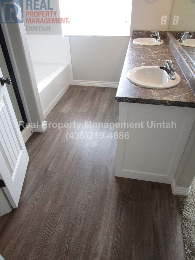 Building Photo - 3 bed 2.5 bath townhome in Fox Run