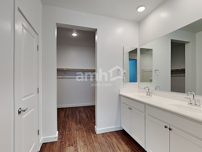 Building Photo - 4218 S 105th Dr