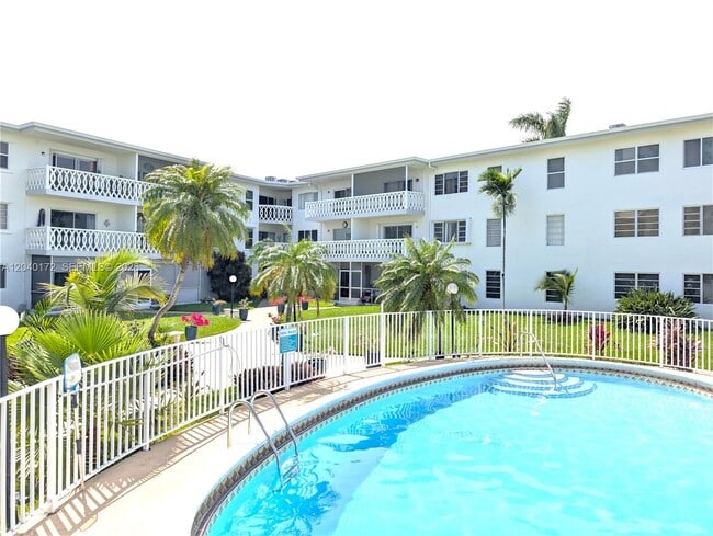 Building Photo - 450 Golden Isles Dr