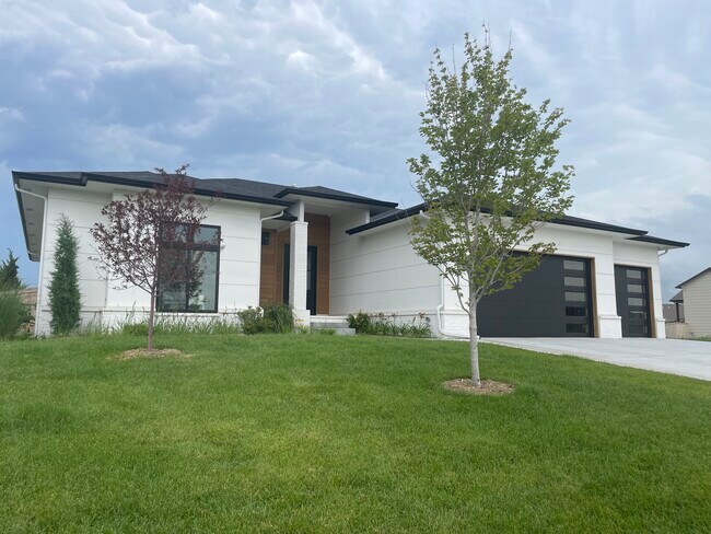 Primary Photo - 2702 N Eagle St