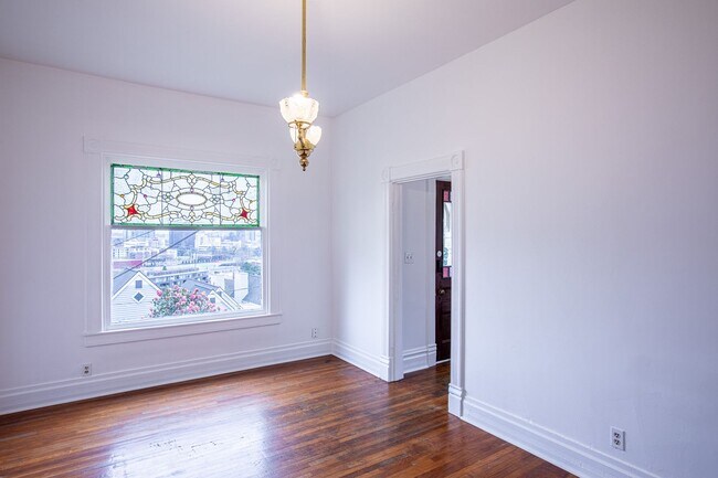 Building Photo - 1940-1946-1946 SW Market St Dr