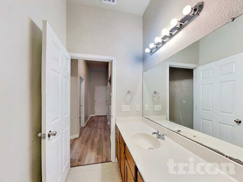 Building Photo - 9822 Vandenberg Way