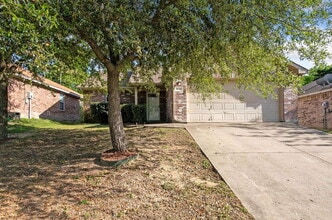 Building Photo - "Charming 3-Bedroom Home Just Minutes from Downtown Dallas!"
