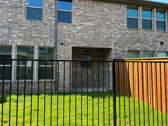 Building Photo - 521 Sequoia St