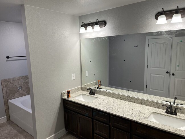 Building Photo - Beautiful 4 Bedroom 2 Bath Home