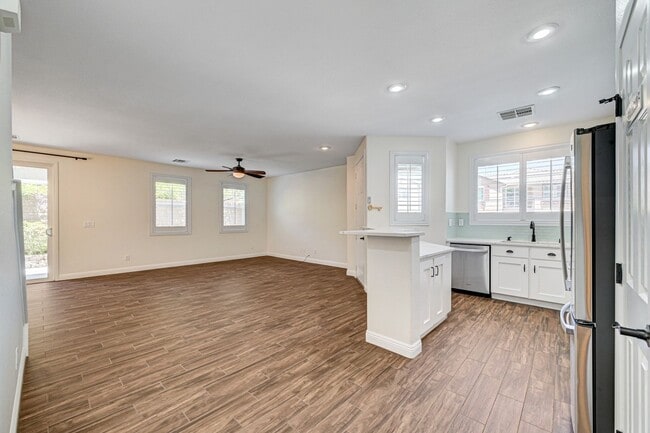 Building Photo - Stylish Townhome with Private Patio!