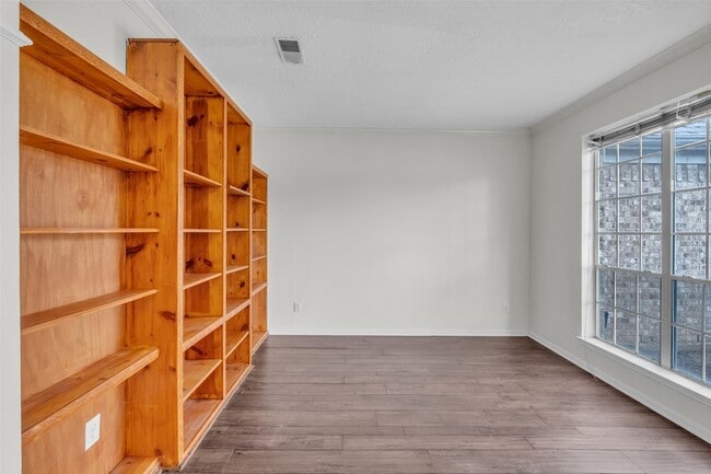 Building Photo - 17611 Magnolia Cir