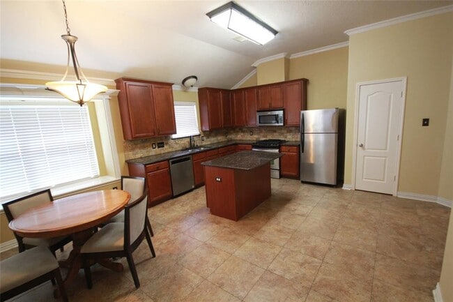 Building Photo - 1306 Colonial Manor Dr