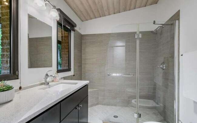 Building Photo - 2720 N Fillmore St