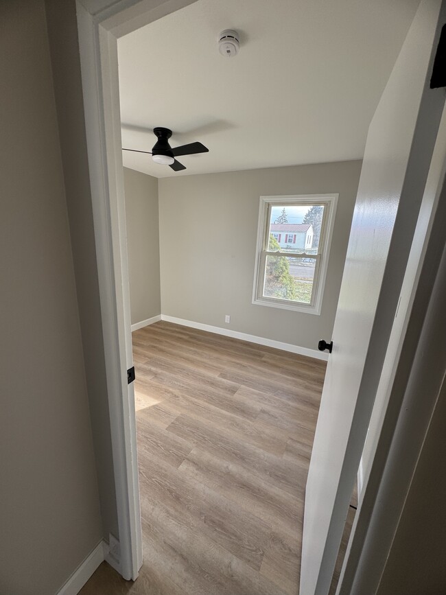 Building Photo - 580 Edgewood Dr