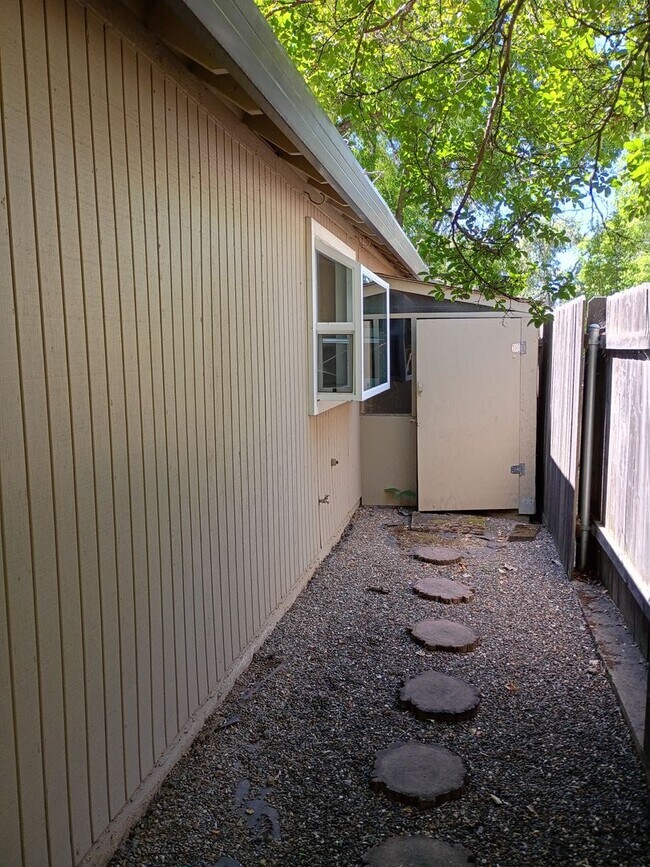 Building Photo - Excellent Fair Oaks Location 3 Bedroom Home!