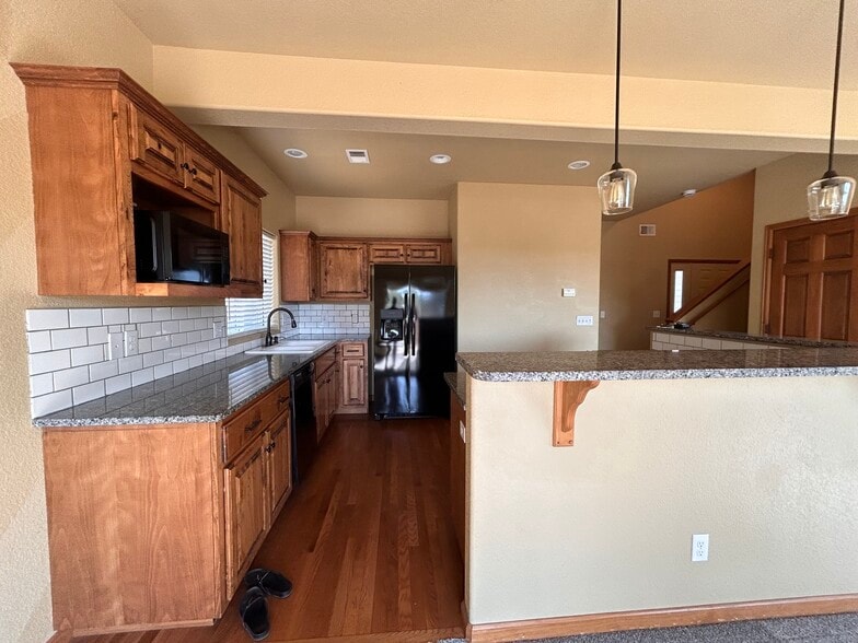 Building Photo - 803 6th St