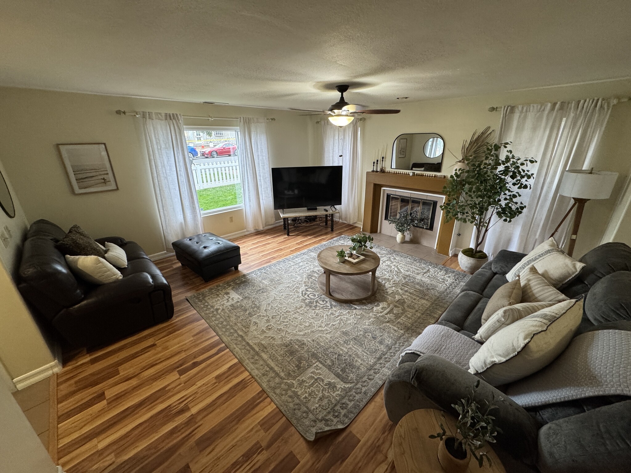 Living room - 1139 Thomas Ave