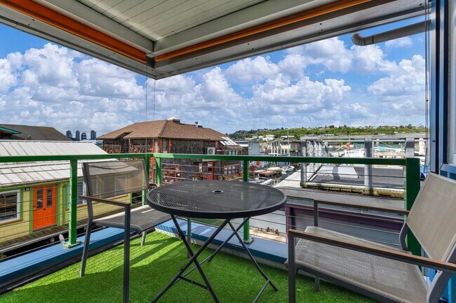 Building Photo - 2 bed 1.5 bath houseboat on Lake Union