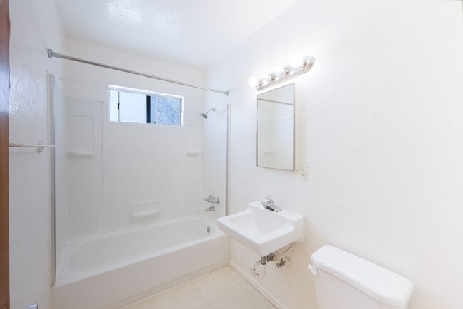 Building Photo - 137 Simi Ave