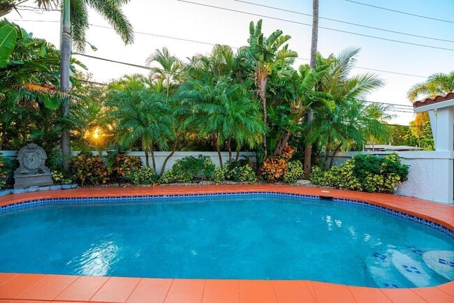 Building Photo - 1016 NE 26th Ave