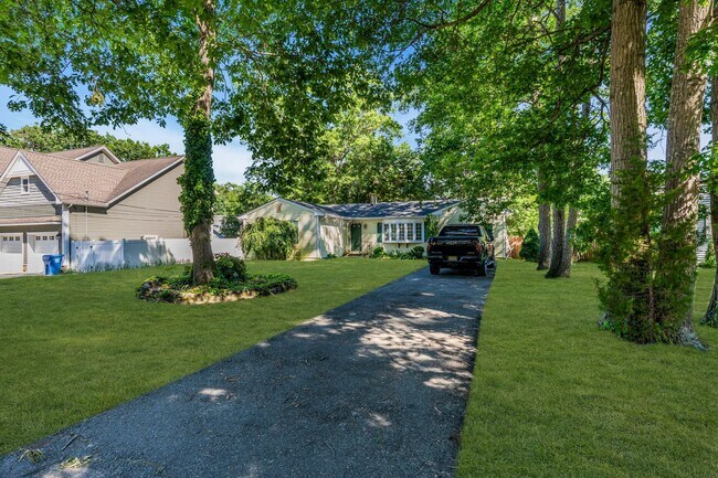 Building Photo - 2556 Woodland Rd
