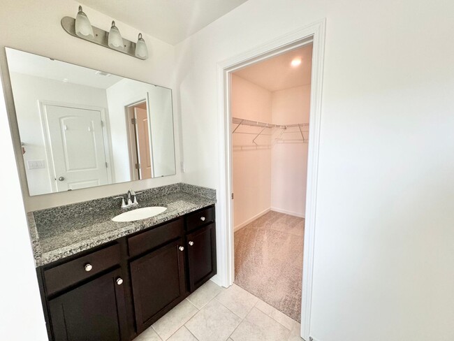 Building Photo - 3BD/2.5BTH Townhome - Belmont  self guided...