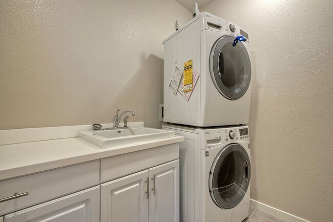 Building Photo - 3 Br/2.5 Ba w Loft and 2 car attached gara...