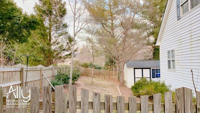 Building Photo - 1003 Wintergreen Ln