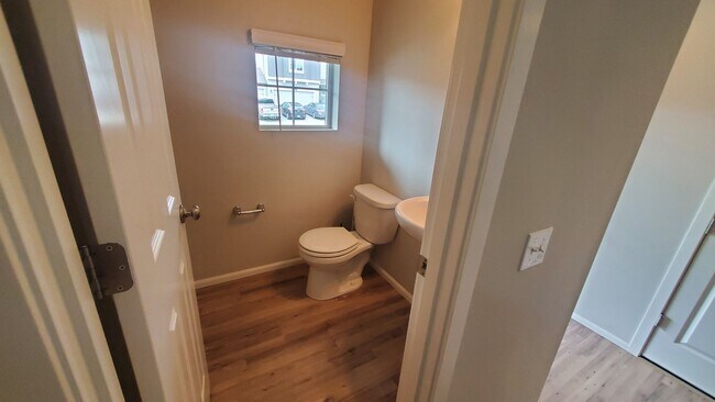 Building Photo - Beautiful Newer Puyallup Home You Will Not...