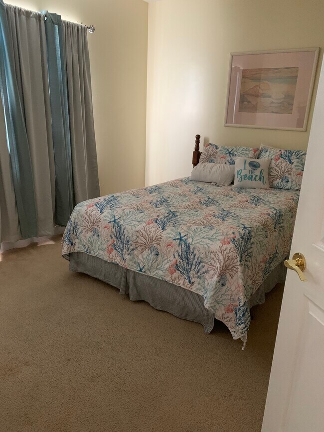 Master bedroom (Queen bed) - 100 Fountain Pointe Ln