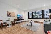 Building Photo - 932 S Hill St