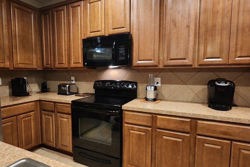 Building Photo - 1210 Plaza Lake Dr