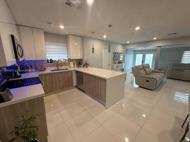 Building Photo - 2612 Acapulco Dr