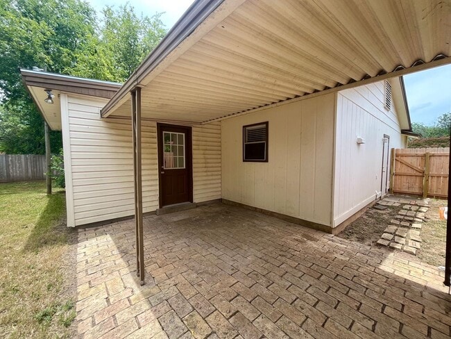 Building Photo - Charming 3/2 in Pipers Meadow *NO HOA* Mov...