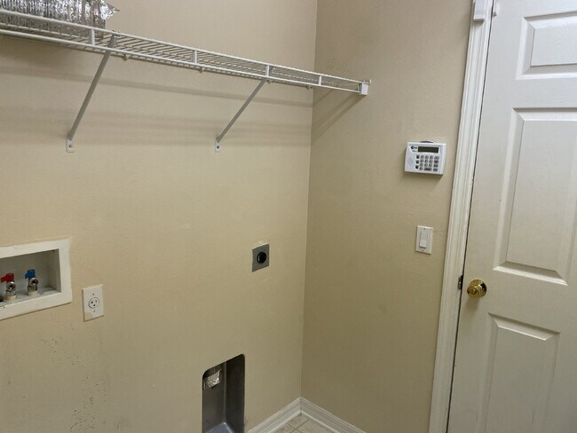 Building Photo - 3 Bedroom, 2 Bath Available Now in Beautif...