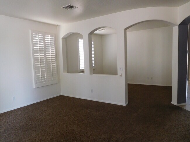 Building Photo - Lovely Single level with 4 Bed ,2 Bath and 3 Car Garage!