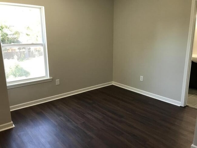 Building Photo - Beautiful 4 bedroom 2.5 bath townhome