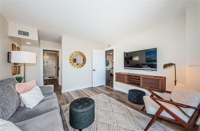 Building Photo - 4900 Brittany Dr S