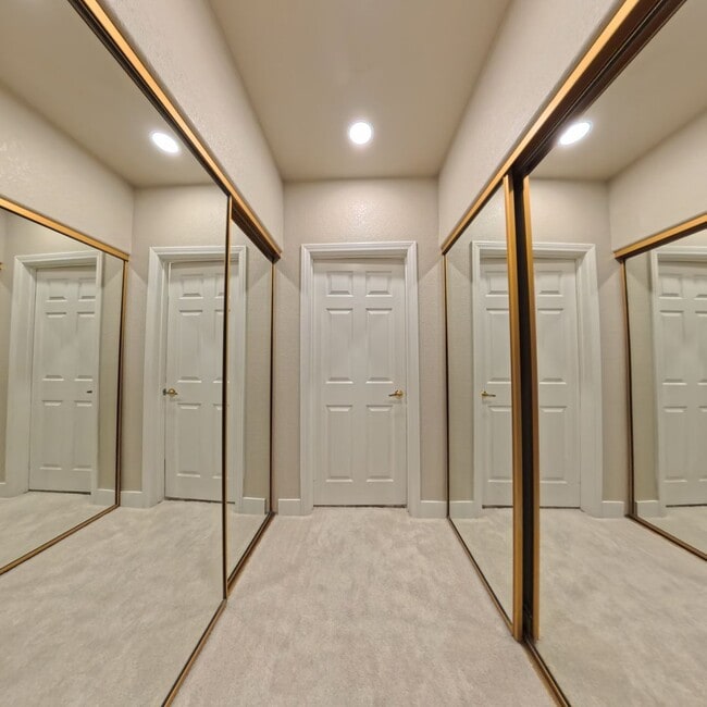 Building Photo - Beautifully Renovated 2nd-Floor Condo in Prime Location