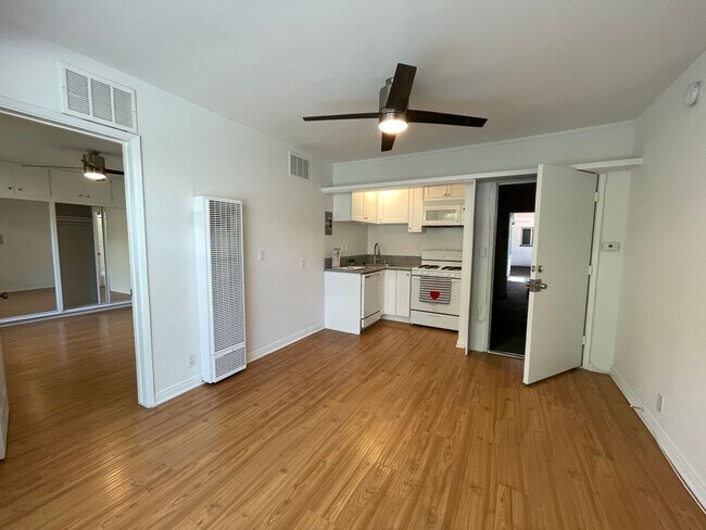 Interior Photo - 400-420 N. Oakland Ave