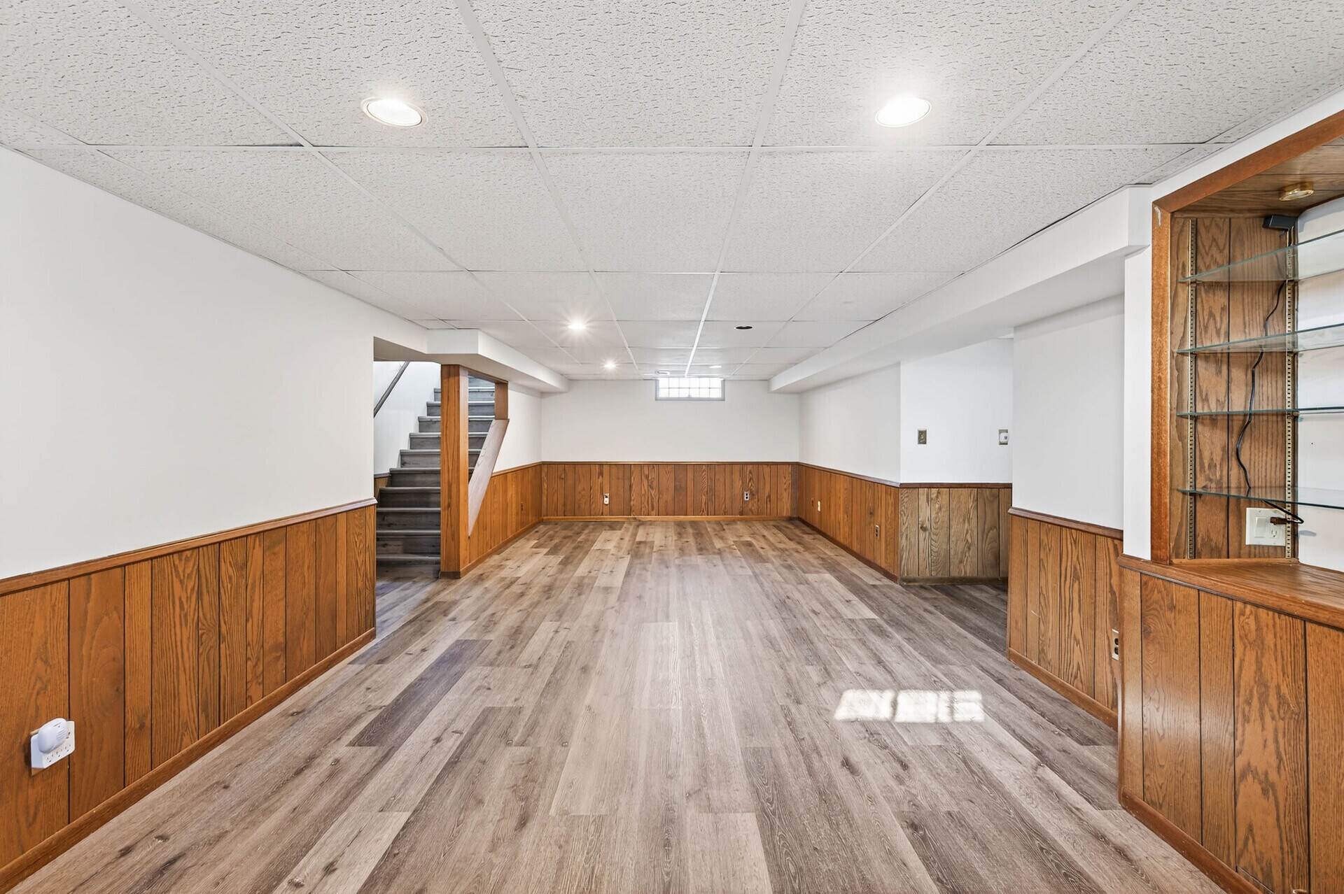 Building Photo - 1049 Sterling St N