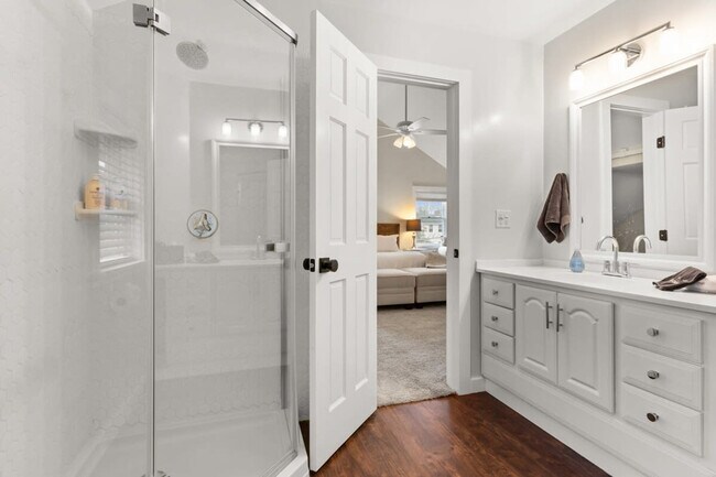 Building Photo - 29 Versailles Ave