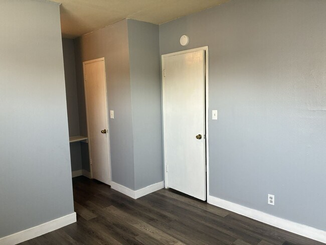 Building Photo - 1129 E La Deney Ct