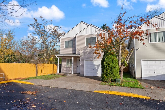 Building Photo - 4 bedroom/2.5 bathroom available in SE Portland