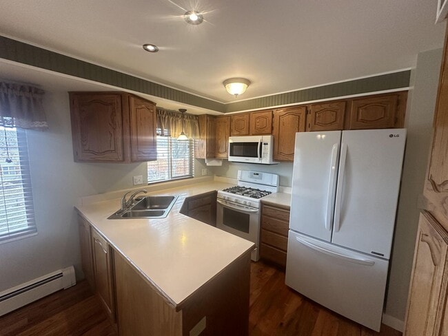 Building Photo - Cute country home available!