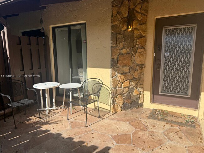 Building Photo - 412 Briarwood Cir