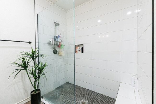 Building Photo - Custom Home in a Cul-de-sac!!
