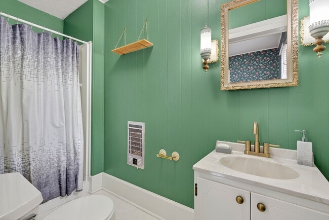 Building Photo - Charming 4BR / 3BA Historic Home with Big Backyard! BR VA